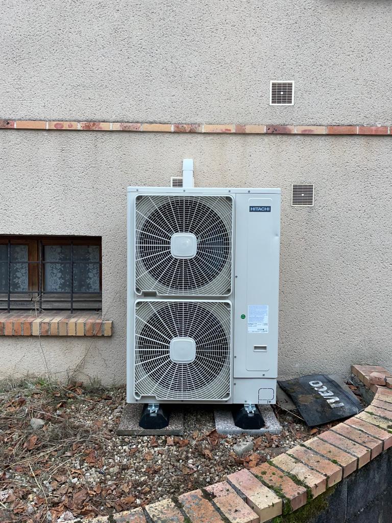 groupe extérieur d'une pompe à chaleur air/eau à Meung sur loire