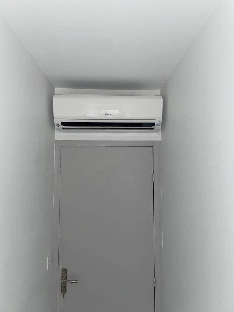1 console intérieur de la pompe à chaleur air/air trisplit Hitachi