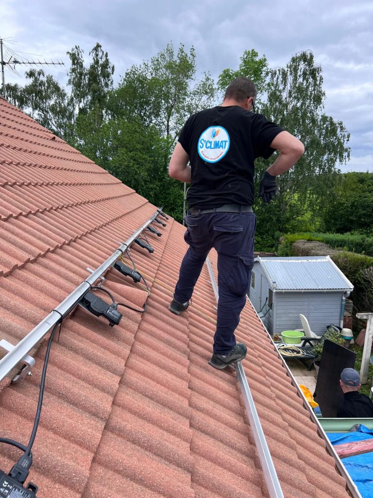Installation des rails qui vont accueillir les panneaux photovoltaïques