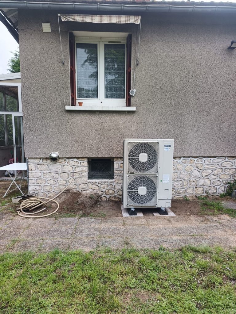 Photo du groupe extérieur d'une pompe à chaleur hitachi