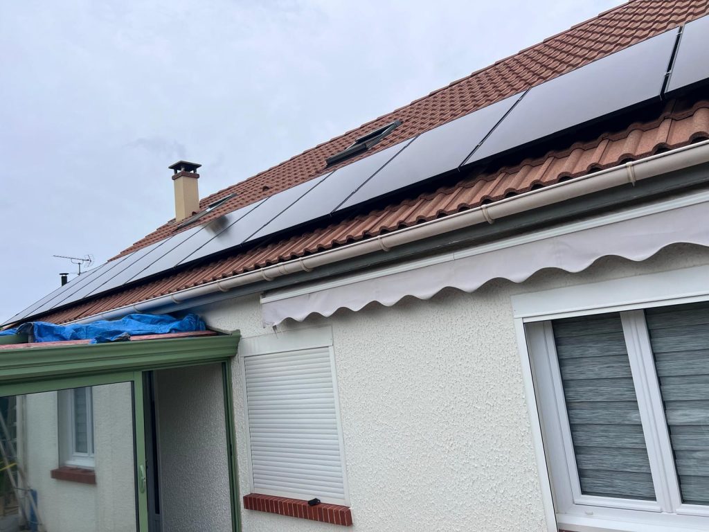 Photo de la toiture après l'installation des panneaux photovoltaïques en surimposition